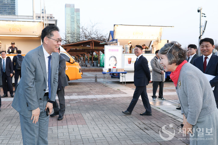 강민수 국세청장(좌)이 철탑산업훈장을 받은 모범납세자 (주)성진화학 최숙이 대표와 인사를 나누고 있다.