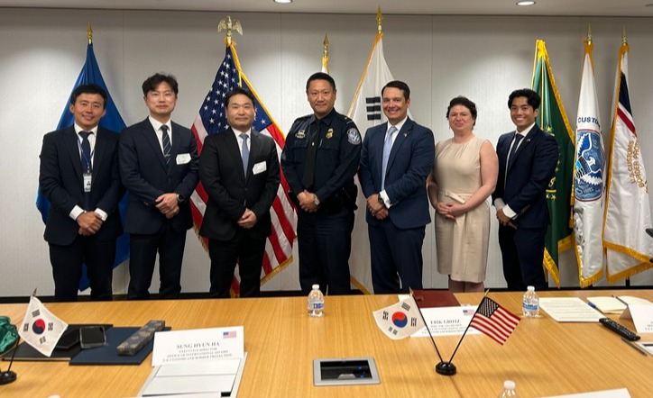박헌 관세청 국제관세협력국장(왼쪽 세번째)이 9일 미국 워싱턴 D.C.에서 CBP 하성현 국제협력국장(가운데)과 협력회의를 개최한 뒤 기념촬영을 하고 있다. [사진: 관세청]