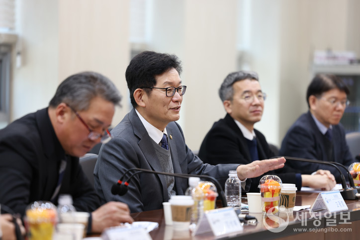 고광효 관세청장(왼쪽에서 두 번째)이 지난 2월 이차전지 소재 생산기업인 ‘에코프로이엠’을 방문해 업체 관계자들과 이야기를 나누고 있다. [사진: 관세청]