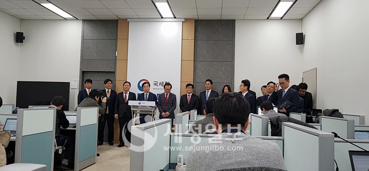 2017년 8월 발족해 약 5개월간 활동해온 국세행정개혁TF의 단장인 강병구 교수가 2018년 1월 29일 세종시 국세청 기자실에서 총 50개의 국세행정 개혁과제를 선정해 국세행정 개혁권고안을 발표하고 있다.