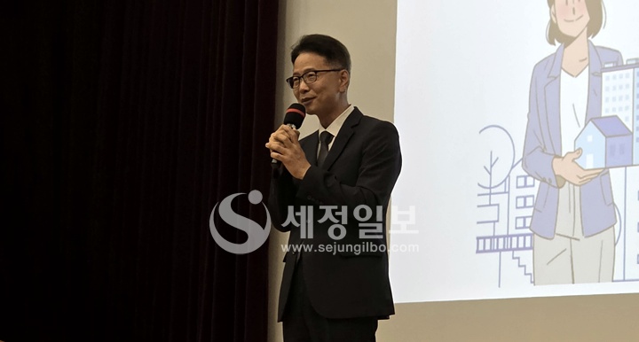 박종희 국세청 자산과세국장이 토크콘서트에서 인사말을 하고 있다.