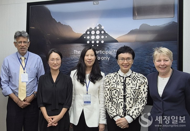 신한금융지주회사 이사회 윤재원 의장이 지난달 27일부터 사흘간 홍콩, 싱가포르를 방문해 현지 주요 투자자들을 대상으로 투자설명회를 가졌다. 사진은 27일 홍콩에서 기념촬영을 하고 있는 모습이다. (왼쪽부터) 아마르 길 ACGA 사무총장, 박유경 APG자산운용 EM주식부문장, 윤재원 신한지주 이사회 의장, 카 시 리우 홍콩신탁이사회협회장, 프루 베넷 브런즈윅그룹 파트너. 