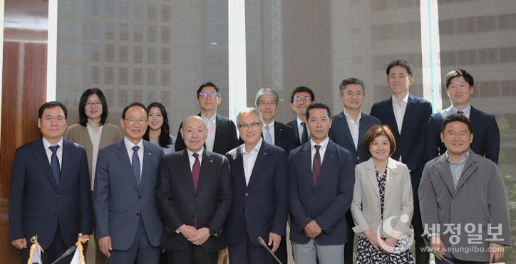 지난 달 30일 웨스틴 조선 서울에서 열린 한·일 연례회의에서 (앞줄 왼쪽부터) 윤창호 한국공인회계사회 대외협력부회장, 최운열 한국공인회계사회 회장, 모기 테츠야 일본공인회계사협회 회장, 서원정 한국공인회계사회 상근부회장, 미나미 나루히토 일본공인회계사협회 부회장(차기 회장)과 양국 회계사회 주요 인사들이 기념 촬영을 하고 있다. [한국공인회계사회 제공]