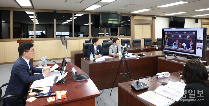 고광효 관세청장이 4일 영상회의로 개최된 ‘제21차 한-아세안 관세청장 회의’에 참석하여 아세안 10개국 관세당국 대표들과 주요 협력사안들을 논의하고 있다. [사진: 관세청]