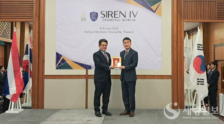 이종욱 관세청 조사국장(오른쪽)이 9일 태국 치앙마이에서 열린 ‘제4차 한·태 마약 합동단속 성과보고회’를 마친 뒤 팍품 태국 관세총국 조사국장과 기념촬영을 했다.