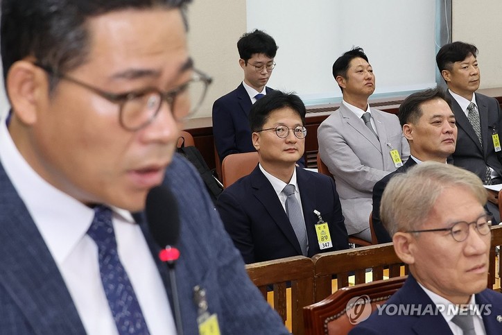 지난해 8월 20일 오전 국회에서 열린 행정안전위원회의 '세관 연루 마약 밀반입 사건 수사 외압 의혹 청문회'에서 증인으로 출석한 김찬수 대통령비서실 지방시대비서관실 행정관(전 영등포서장)이 신문에 답하는 백해룡 강서경찰서 화곡지구대장(전 영등포서 형사과장)을 바라보고 있다.