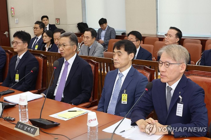 답변하는 조병노 경무관. 2024년 8월 20일 오전 국회에서 열린 행정안전위원회의 '세관 연루 마약 밀반입 사건 수사 외압 의혹 청문회'에서 증인으로 출석한 조병노 전북경찰청 자치경찰부장(경무관)이 신문에 답하고 있다.