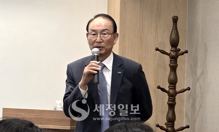 최운열 한국공인회계사회장이 11일 취임 1주년 기자간담회에서 회계사와 세무사 업무의 차이에 대해 강조하고 있다.