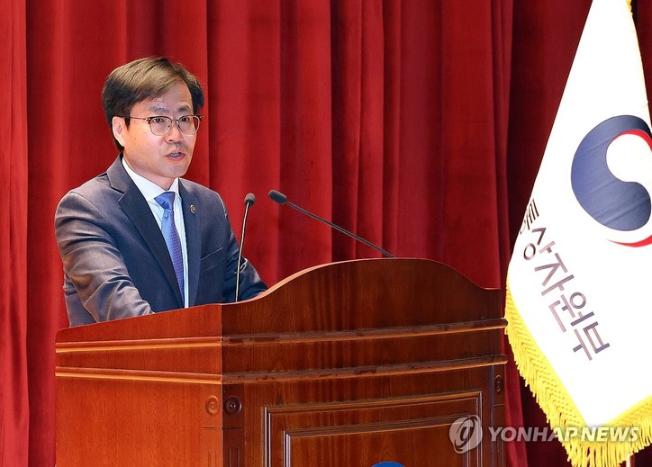 산업통상자원부 여한구 신임 통상교섭본부장이 12일 정부세종청사 산업통상자원부 강당에서 열린 취임식에서 취임사를 하고 있다.