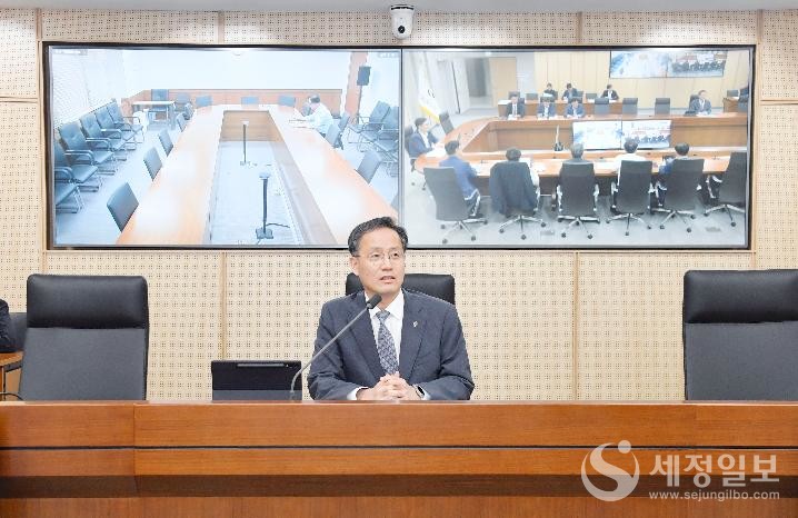 이형일 기획재정부 장관 직무대행 1차관이 6월 16일 오전 정부세종청사 중앙동에서 열린 '확대간부회의'를 주재, 모두발언을 하고 있다. [기획재정부 제공]