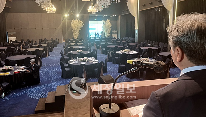 임원선거 출마자들의 소견발표 현장. 회원들은 한명도 보이지 않고, 좌측에 선거관리위원장만 자리하고 있는 모습이다.