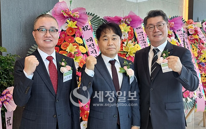 무투표 당선이 확정된 신용일 대전지방세무사회장 후보(가운데)와 김정덕 부회장 후보(우), 안봉훈 부회장 후보(좌).