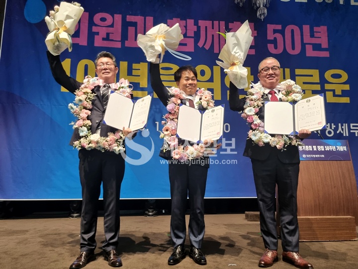 대전지방세무사회는 17일 정기총회에서 신용일 세무사를 대전지방세무사회장으로 선출했다. 신용일 신임 대전지방세무사회장(사진 중앙)과 김정덕 부회장(좌측), 안봉훈 부회장(우측)이 꽃다발을 들어 보이며 기뻐하고 있다.