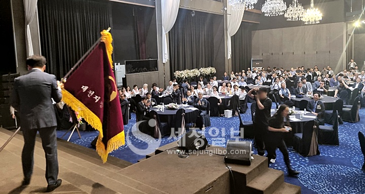 신임 신용일 대전지방세무사회장이 회기를 전달받고 있다.