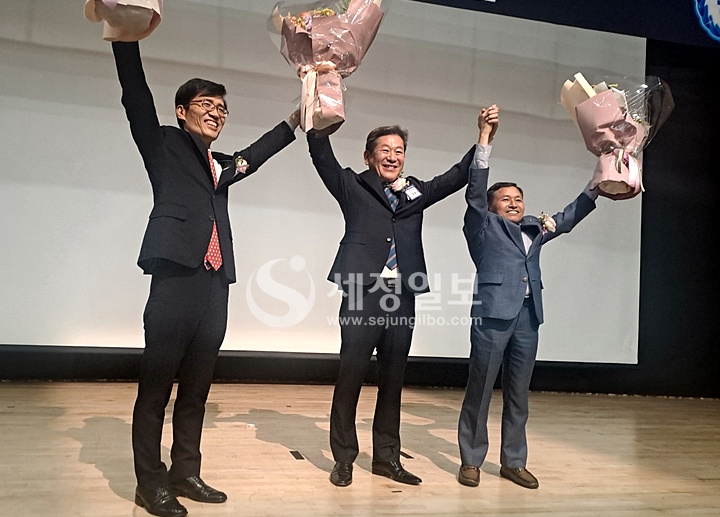 인천지방세무회 제6회 정기총회에서 무투표당선된 제4대 회장단이 축하꽂다발을 높이 들고 .회원들에게 감사인사를 올리고있다. (왼쪽부터) 주영진 부회장, 최병곤 신임 회장, 송재원 부회장.