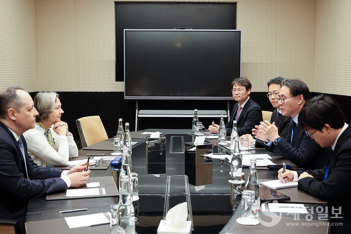 강민수 국세청장이 알릭스 페리뇽 드 트호아 IOTA 사무총장과 양자면담을 하고 있다. [사진: 국세청]