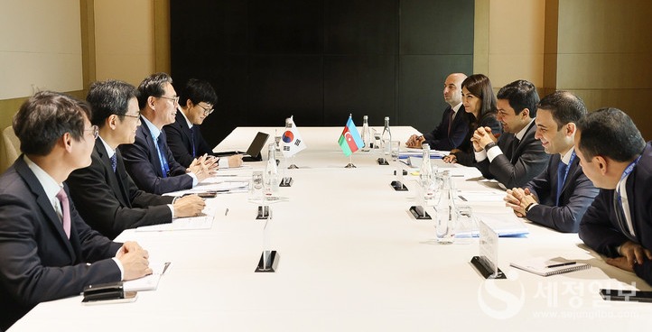 강민수 국세청장이 오르칸 나잘리 아제르바이잔 국세청장과 양자면담을 하고 있다. [사진: 국세청]