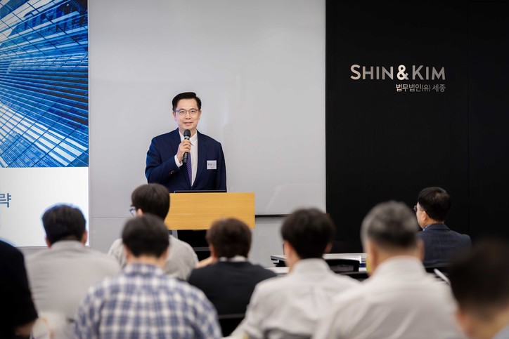 세미나 개회사를 하고 있는 백제흠 변호사.