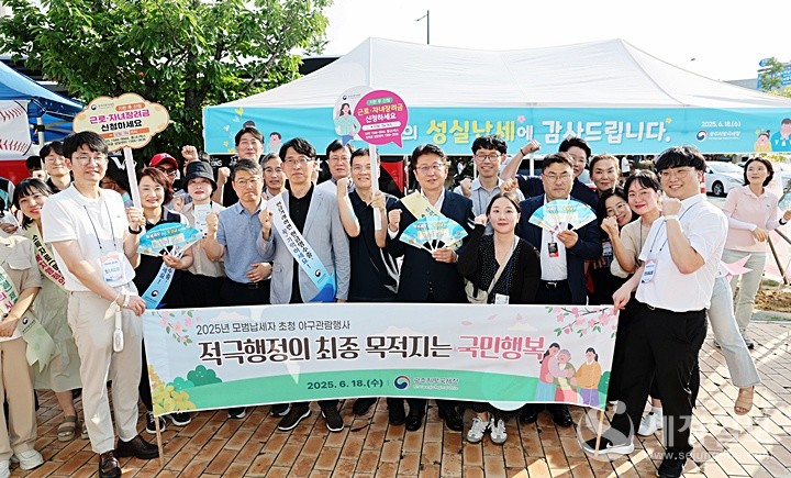 광주지방국세청은 18일 광주 기아챔피언스필드에서 홍보부스를 운영하며 현장에서 납세자들을 만났다.  [사진: 광주지방국세청]