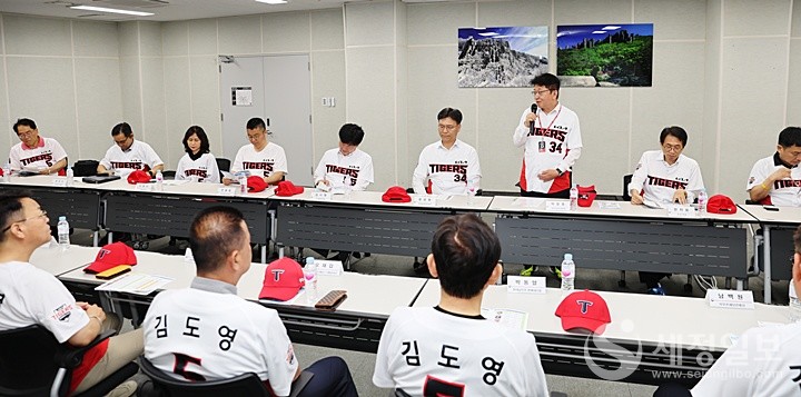 박광종 광주지방국세청장이 모범납세자들과 환담을 나누고 있다. [사진: 광주지방국세청] 