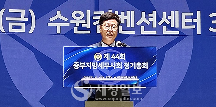 무투표 당선된 이재실 신임 중부지방세무사회장이 당선소감을 밝히고 있다. 연대 부회장으로 김대건 부회장과 한승일 부회장이 동반 당선됐다.