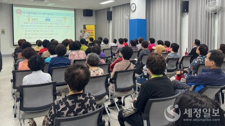 정승환 부산 사상구청 지방세조사관이 지방세 관련 강의를 하고 있다. [사진: 부산지방국세청]