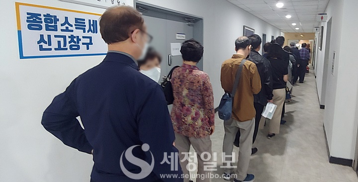 5월 종합소득세 신고를 위해 납세자들이 세무서에서 줄을 서서 대기하고 있다.