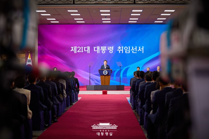 지난 6월 4일 국회의사당 본청 로텐더홀에서 이재명 대통령이 취임선서를 하고 있다. [사진: 대한민국 대통령실] 