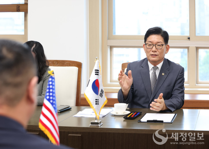 고광효 관세청장이 24일(화) 오후 서울본부세관에서 미국 관세국경보호청(CBP) 성현 하(Sung H. HA) 지역총괄국장과 무역안보 공조 방안에 대해 논의하고 있다. [사진: 관세청]