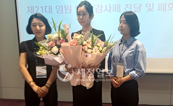 제22대 여성세무사회장에 선출된 곽장미 회장과 배이영 부회장, 김명희 부회장.