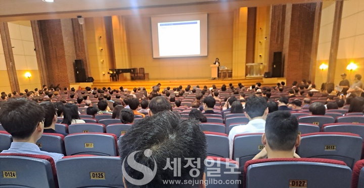 한국세무사고시회는 3일 서울 종로 대학로 기독교100주년기념관에서 ‘2025 비상장주식평가 핵심 포인트 및 가업승계와 자산승계 컨설팅 전략 실무’ 교육 특강을 열었다.