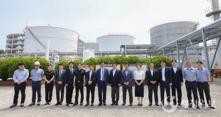 고광효 관세청장(왼쪽 여덟번째)이 9일 부산 감만동에 위치한 HD현대오일뱅크(주) 부산 물류센터를 방문한 뒤 기념 촬영하고 있다. [사진: 관세청]