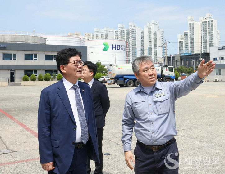  석유 저장시설을 살펴보고 있는 고광효 관세청장. [사진: 관세청]