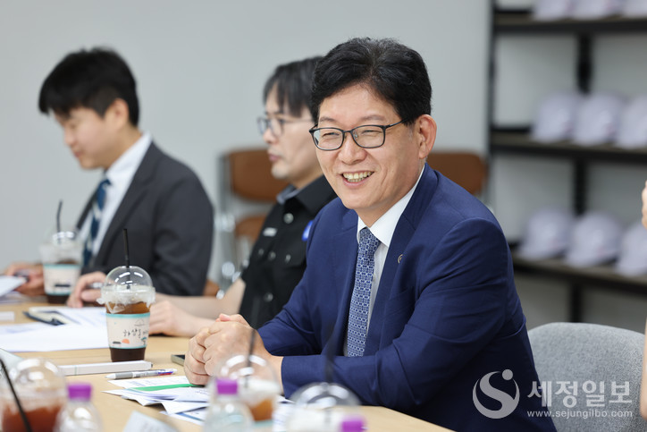 부산 감만동에 위치한 HD현대오일뱅크(주) 부산 물류센터를 9일 방문해 업체 애로사항을 청취하고 있는 고광효 관세청장. [사진: 관세청]