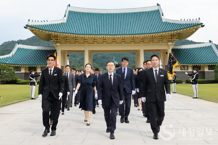 이명구 관세청장은 취임식 후 대전 현충원을 찾아 호국영령과 순국선열들의 뜻을 기리며 참배했다. [사진: 관세청]