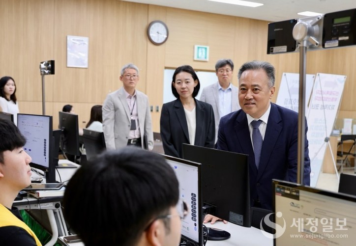 박재형 중부국세청장이 16일 시흥세무서 부가가치세 신고현장을 방문, 신고 진행 사항을 살피고 있다.[사진, 중부청 제공]