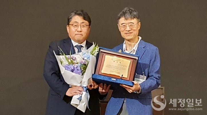 한국세법학회 고문을 맡고 있는 이창희 서울대학교 교수(우)가 감사패를 받았다. [사진: 한국세법학회]