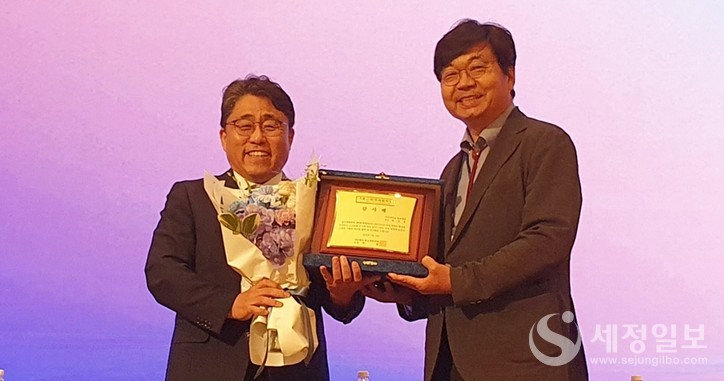 한국세법학회 고문을 맡고 있는 안경봉 국민대 교수(우)가 감사패를 받았다. [사진: 한국세법학회]