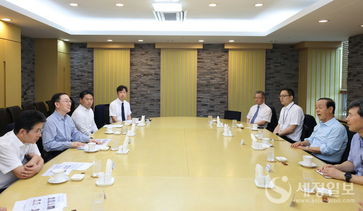 이명구 관세청장(왼쪽 밑에서 두번째)이 18일(금) 경남 양산시에 소재한 ㈜성우하이텍 서창공장을 방문하여 업체관계자의 의견을 청취하고 있다. [사진: 관세청]