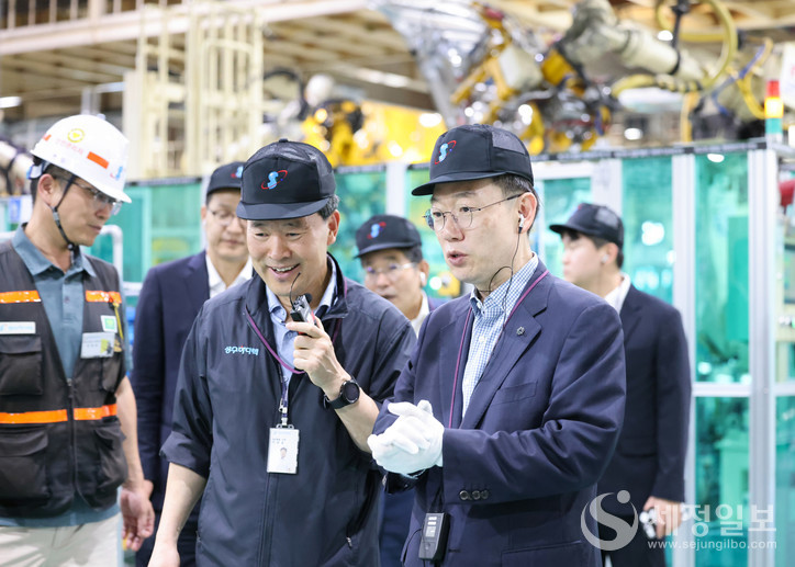 이명구 관세청장(오른쪽)이 18일(금) 경남 양산시에 소재한 ㈜성우하이텍 서창공장을 방문하여 자동차부품 생산 현장을 살펴보고 있다. [사진: 관세청]