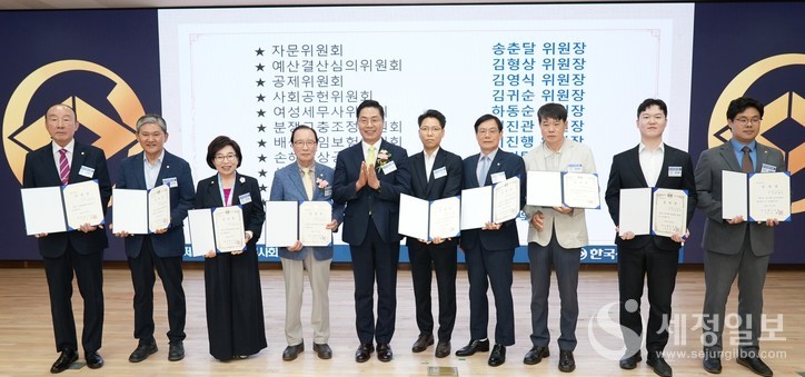 자문위원회 비롯한 각 위원회 위원장들에게 임명장이 수여됐다. [사진: 한국세무사회]