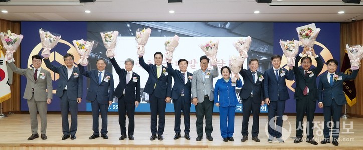 지난 6월 30일 당선된 34대 한국세무사회 임원들이 꽃다발을 들어보이며 당선의 기쁨을 나누고 있다. [사진: 한국세무사회] 