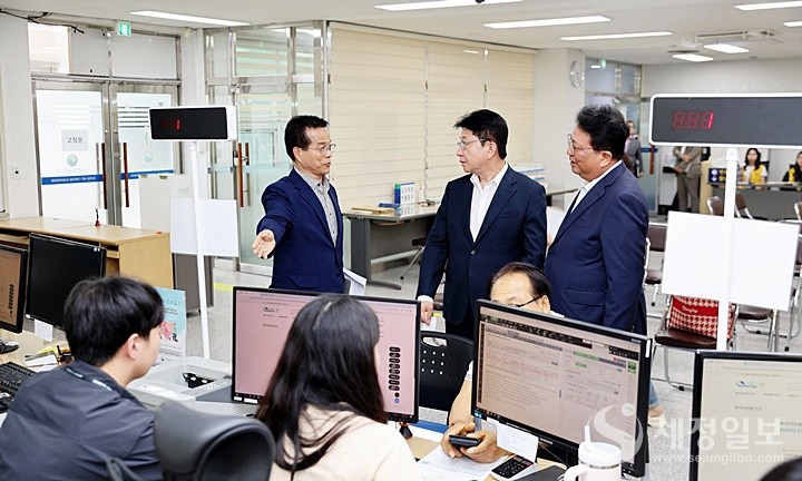 박광종 광주지방국세청장이 지난 21일 서광주세무서 신고센터를 방문해 직원들을 격려하고 납세자들의 애로사항을 청취했다. [사진: 광주지방국세청]