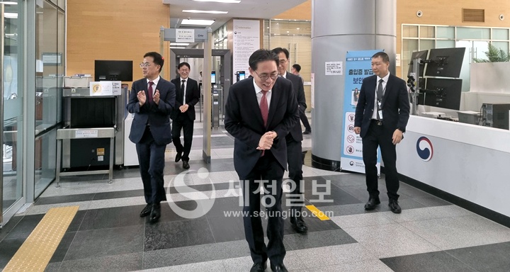 강민수 국세청장이 퇴임식 이후 세종청사를 나서고 있다.