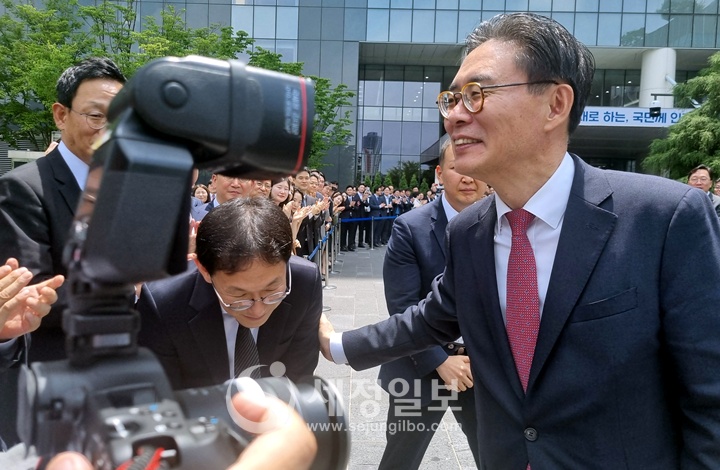 강민수 국세청장이 퇴임식 이후 직원들과 인사를 나누고 있다. 강 청장을 지근거리에서 보좌해온 이임동 정책보좌관이 가장 마지막으로 인사를 하고 있다.