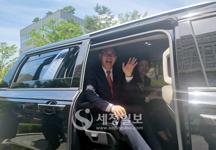 제26대 국세청장으로서의 소임을 마치고 국세청을 떠나고 있는 강민수 국세청장.