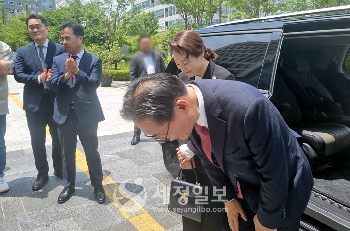 강민수 국세청장이 직원들에게 작별의 인사를 건네고 있다.