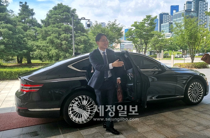 23일 취임식을 앞두고 임광현 국세청장이 세종시 국세청사에 모습을 드러냈다.