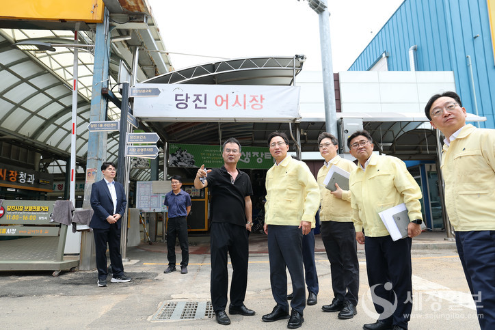 임광현 국세청장이 국세청 간부들과 애로사항을 청취하고 있다. [사진: 국세청]