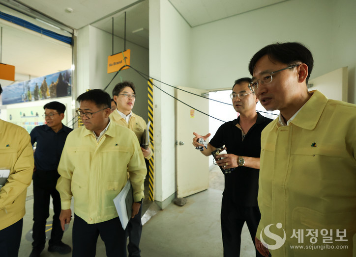 지난주 극한호우로 피해규모가 특별재난지역 지정 기준을 넘어선 충남 당진지역의 피해상황을 살펴보고 있다. [사진: 국세청]